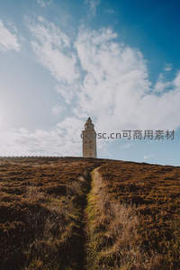 孤峰古塔映蓝天白云