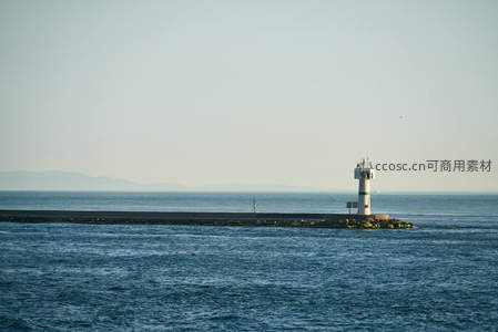 码头尽头的白色导航塔