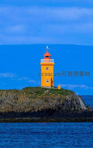 橙色灯塔屹立礁石岛