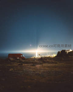 星空下的灯塔与露营车