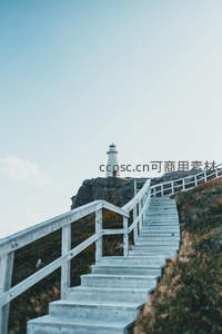 石阶通向山顶灯塔，海天一色宁静致远