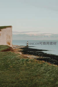 白崖之下灯塔守望，碧海无垠映夕照