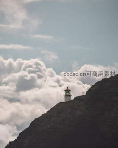 云海缭绕山巅灯塔，光影交错如仙境