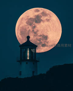 满月下的灯塔剪影