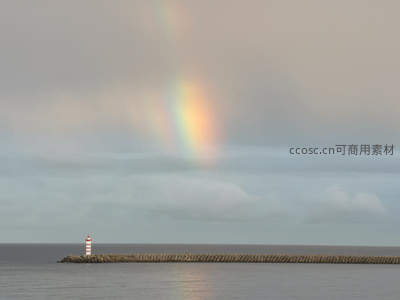 彩虹横跨海面，灯塔静守堤坝尽头