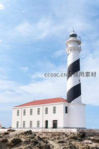 黑白条纹灯塔矗立蓝天之下