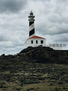 黑白条纹灯塔，屹立于火山岩荒原之上