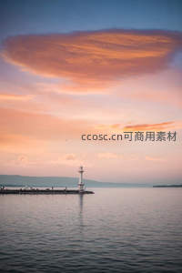 日落时分灯塔矗立湖心，云霞绚烂