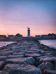 暮色灯塔：石堤尽头的宁静港湾