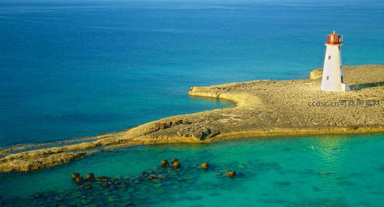 碧海孤岛：航拍视角下的绝美灯塔