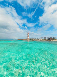 清澈碧水中的红白条纹灯塔