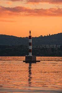 夕阳余晖中孤独的水上灯塔