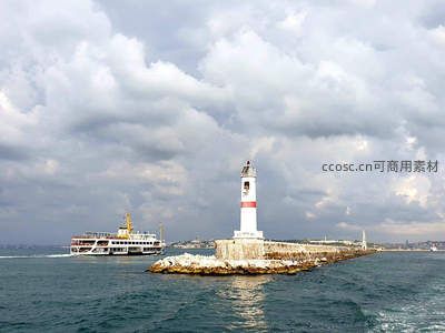 港口灯塔守卫航道，渡轮穿梭云影之间