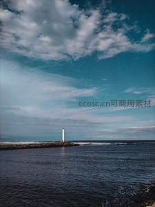 深蓝海面孤塔独立，云海翻涌天地辽阔