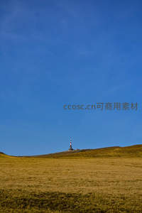 草原孤塔映蓝天