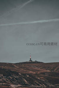 阴云笼罩山巅塔