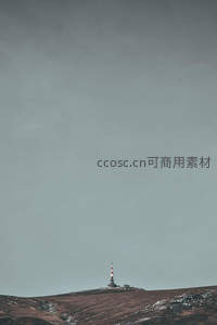 雾霭山头信号塔