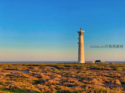 荒野中的孤独守望者——海边灯塔