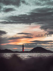 暮色苍茫，红光灯塔守护归途