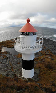 红顶白身灯塔俯瞰辽阔海域