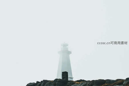 雾中白塔若隐若现，神秘而静谧