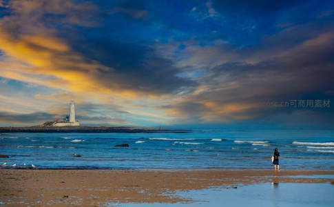 沙滩远眺灯塔与流云共舞