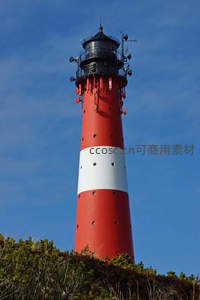 红白条纹灯塔直指蓝天，现代航海标志