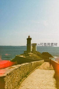 复古胶片风：石径通向海边古老灯塔