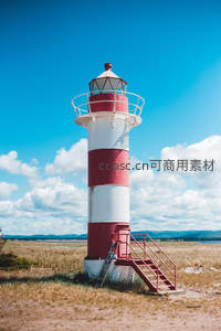 红白条纹灯塔下的晴空万里