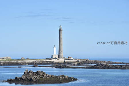 双塔灯塔屹立礁石海岸线