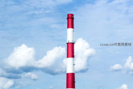 红白相间烟囱直插云霄蓝天白云