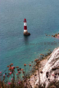 红白条纹灯塔静立碧波中