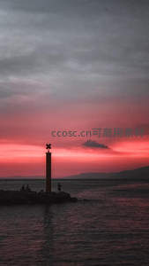 暮色海港灯塔剪影
