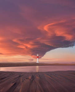 奇幻云层下的红白灯塔