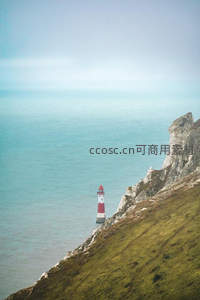 悬崖边的红白灯塔