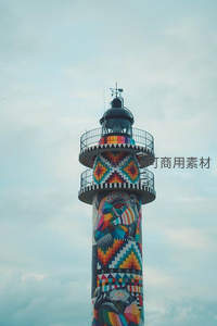 涂鸦艺术灯塔，多彩图案点亮天空