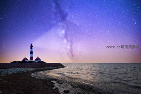 星空下的灯塔，银河横跨海天之间