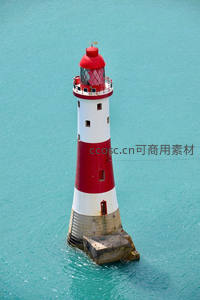 航拍视角下海上红白灯塔，碧水环绕如画中景