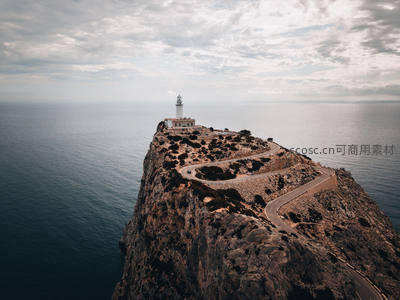 悬崖灯塔俯瞰无垠大海