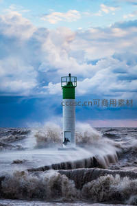 风暴中绿顶灯塔屹立不倒