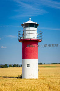 红白灯塔矗立金黄麦田间