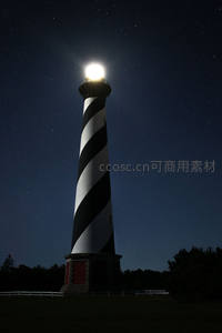 条纹灯塔夜放光明，繁星点点照苍穹