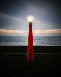 红色灯塔在黄昏海景中闪耀光芒