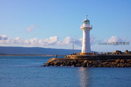 白色灯塔静立碧海蓝天之间