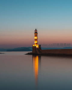 暮色港湾灯塔暖光如金