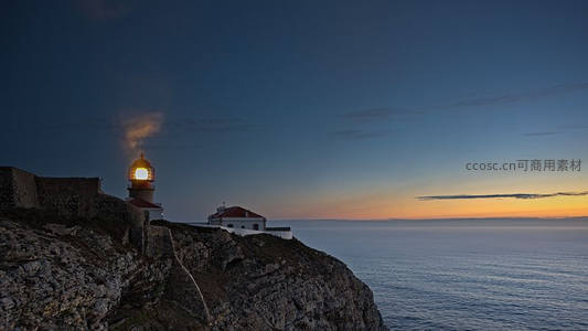 悬崖之巅的灯塔点亮暮色海天