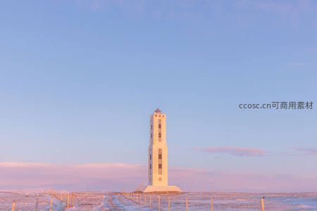 雪原孤塔沐浴晨曦粉紫霞光