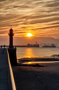 码头红灯塔剪影伴日落归舟