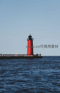 碧海蓝天间红色灯塔傲然挺立