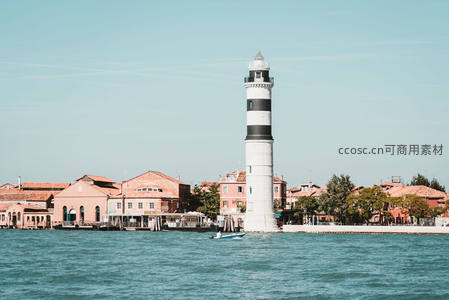 黑白条纹灯塔映衬威尼斯水城